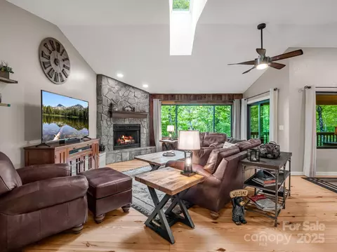 603 Kanasgowa Dr, Brevard, NC 28712