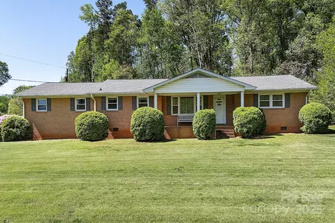 2218 Woodcrest Dr, Kannapolis, NC 28081