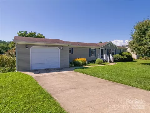 448 Riverwind Dr, Hendersonville, NC 28739