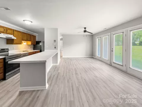 6131 Meadow Rose Ln, Charlotte, NC 28215