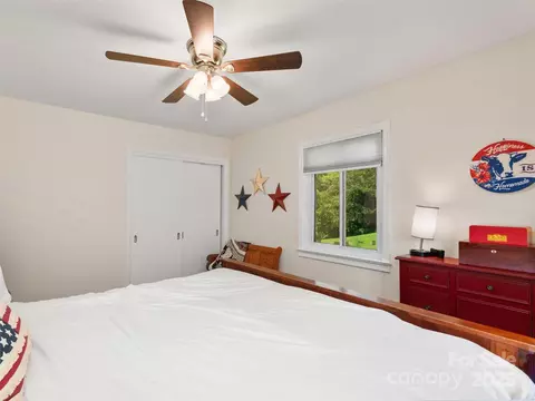 Bedroom - 983 Lee Rd, Clyde, NC 28721 photo 4 of 7
