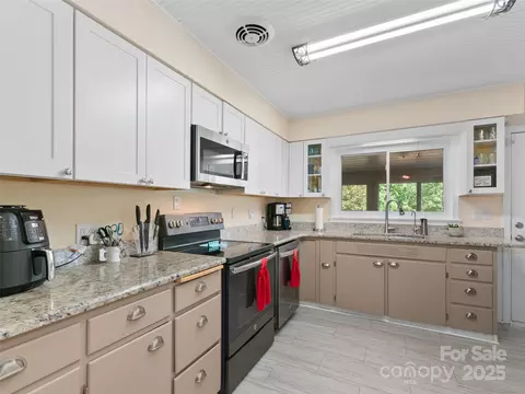 Kitchen - 983 Lee Rd, Clyde, NC 28721 photo 2 of 3