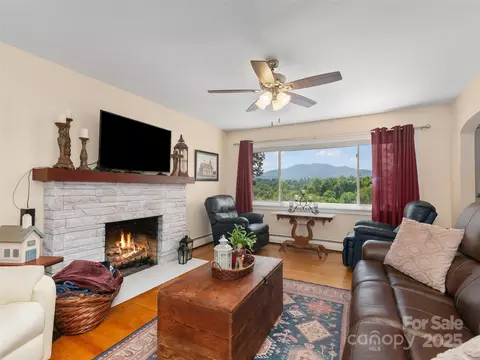Living - 983 Lee Rd, Clyde, NC 28721 photo 2 of 5