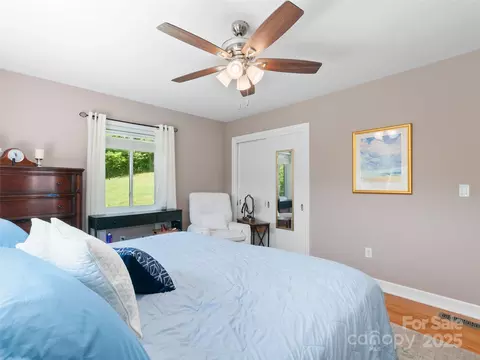 Bedroom - 983 Lee Rd, Clyde, NC 28721 photo 3 of 7