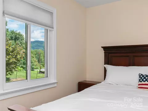 Bedroom - 983 Lee Rd, Clyde, NC 28721 photo 6 of 7