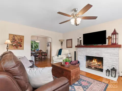 Living - 983 Lee Rd, Clyde, NC 28721 photo 4 of 5