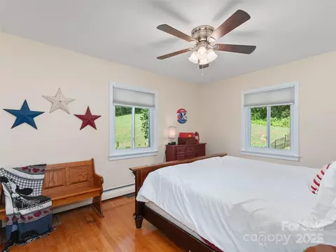 Bedroom - 983 Lee Rd, Clyde, NC 28721 photo 5 of 7