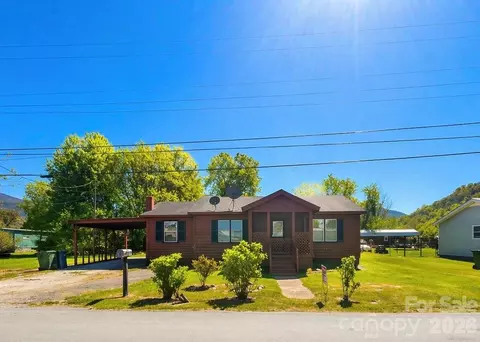51 Robinson St, Waynesville, NC 28786