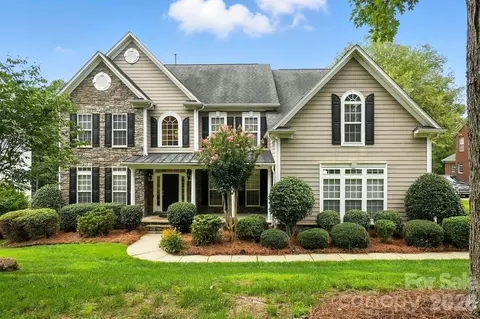 208 Woodwinds Dr, Mount Holly, NC 28120