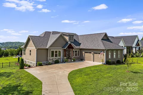 163 Samuel Dr, Mills River, NC 28759