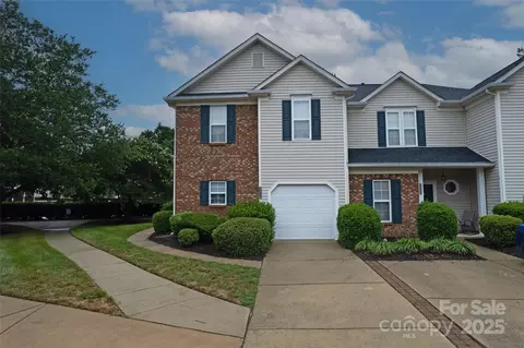 8856 Cinnabay Dr, Charlotte, NC 28216