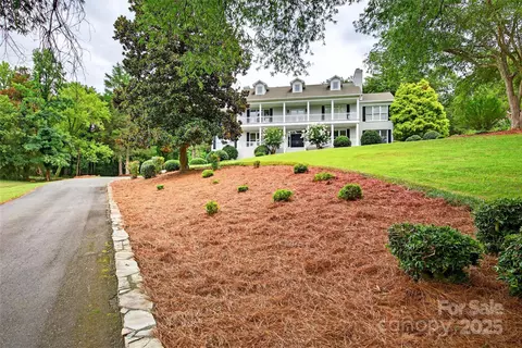 4141 Shattalon Dr, Winston Salem, NC 27106