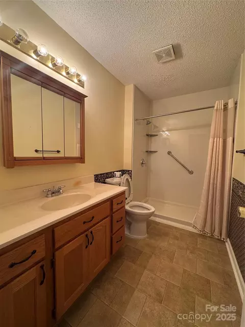 Bath - 110 Proctor Dr, Salisbury, NC 28147 photo 1 of 2