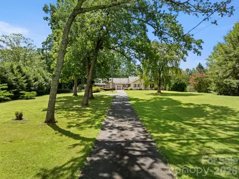 429 Brooklyn Ave, Hendersonville, NC 28792