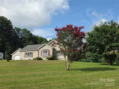 21 Persimmon Dr, Mills River, NC 28759