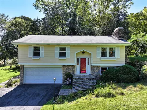 105 Windsong Hills Dr, Mills River, NC 28759