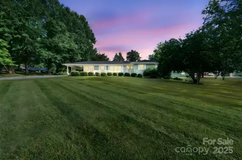 606 Spring St, Walnut Cove, NC 27052