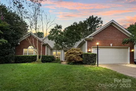 722 Meadow Lake Dr, Matthews, NC 28105