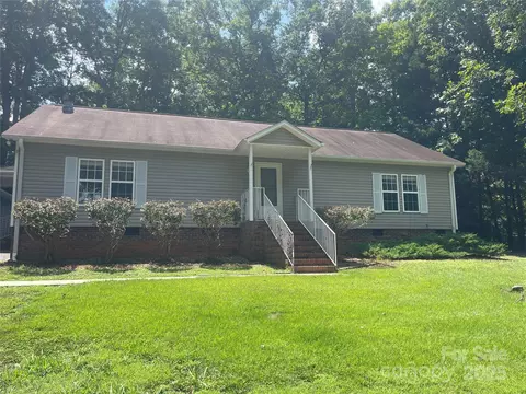 136 Lantern Ct, Troy, NC 27371 photo 2