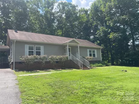 136 Lantern Ct, Troy, NC 27371 photo 4