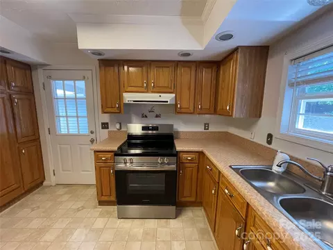 136 Lantern Ct, Troy, NC 27371 photo 6