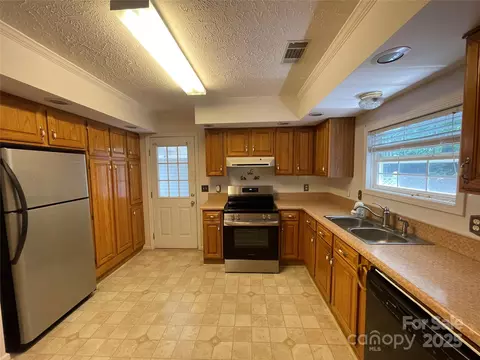 136 Lantern Ct, Troy, NC 27371 photo 9