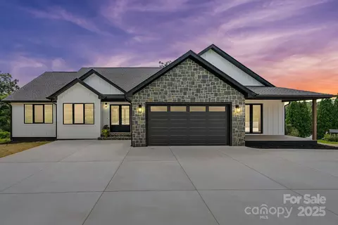 68 Fullam Ln, Mills River, NC 28759