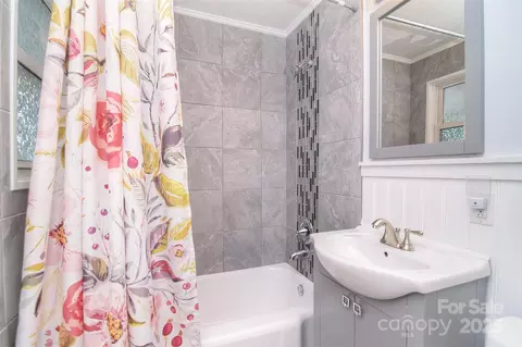 Bath - 809 Walker St, Kannapolis, NC 28081 photo 2 of 4