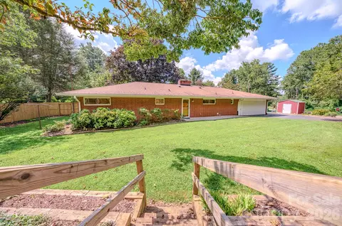 105 Alexander Ave, Swannanoa, NC 28778