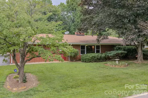105 Alexander Ave, Swannanoa, NC 28778