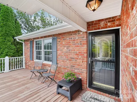 645 High Quarry Rd, Hendersonville, NC 28791