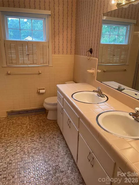 Bath - 135 Devon Dr, Salisbury, NC 28147 photo 2 of 2