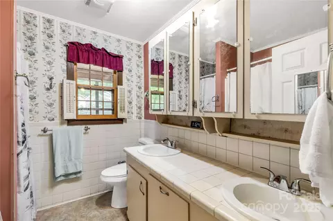 Bath - 2163 Golf Course Rd, Lancaster, SC 29720 photo 1 of 2