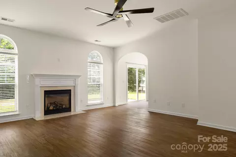 Living - 437 Silver Cypress Ln, Fort Mill, SC 29708 photo 4 of 8