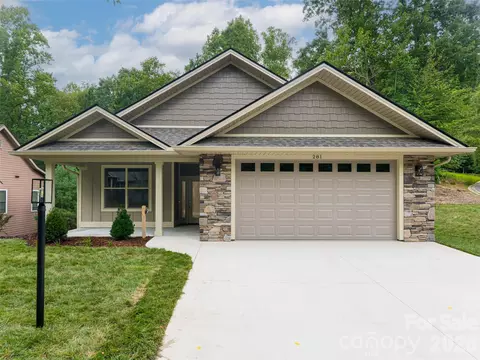281 Carriage Crest Dr, Hendersonville, NC 28791