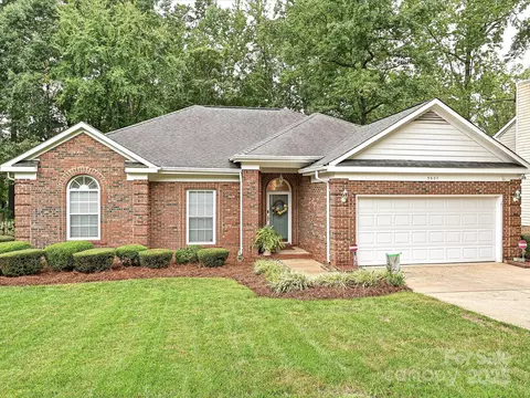 5607 Oak Dr, Charlotte, NC 28216