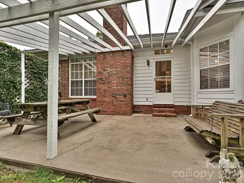 5607 Oak Dr, Charlotte, NC 28216
