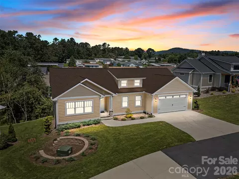 54 Olde Oak Ln, Hendersonville, NC 28792