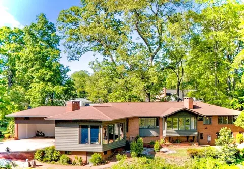 916 E Park Dr, Lincolnton, NC 28092