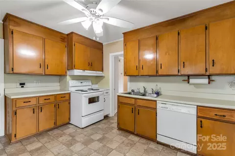 Kitchen - 1015 Grace Ave, Lancaster, SC 29720 photo 2 of 2