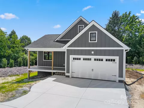 30 Olde Oak Ct, Hendersonville, NC 28792