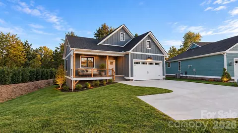 30 Olde Oak Ct, Hendersonville, NC 28792