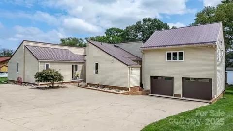 748 Moretz Ct, Hickory, NC 28601