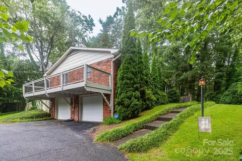 936 Toxaway Dr, Hendersonville, NC 28791