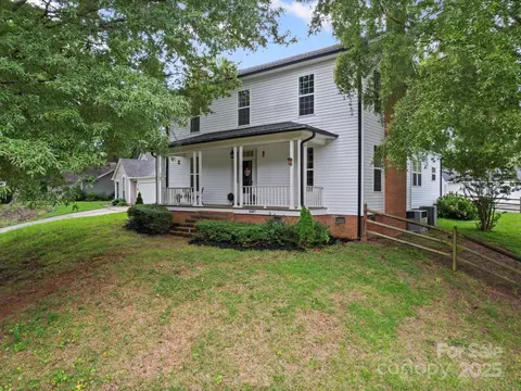 8407 Woodford Bridge Dr, Charlotte, NC 28216