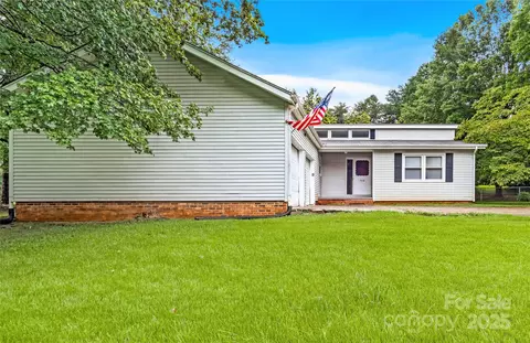308 Pine Valley Dr, Yadkinville, NC 27055