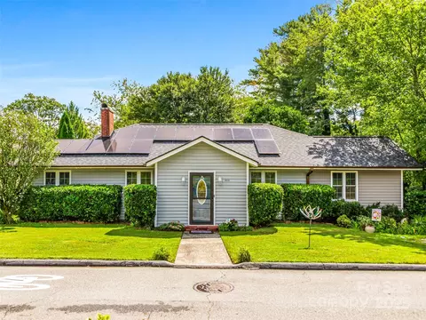1614 Ridgewood Blvd, Hendersonville, NC 28791