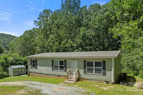 35 Dupont Estates Dr, Hendersonville, NC 28739