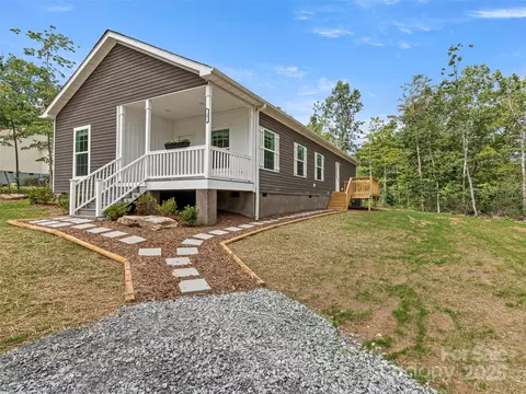 15 Eagle Dr, Hendersonville, NC 28792