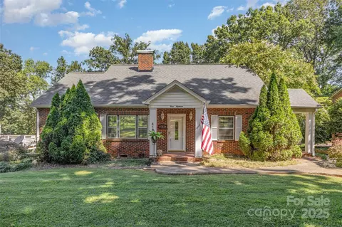 418 W 9th St, Newton, NC 28658